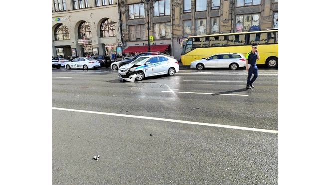 На Невском проспекте автомобиль ДПС влетел в иномарку на Невском проспекте