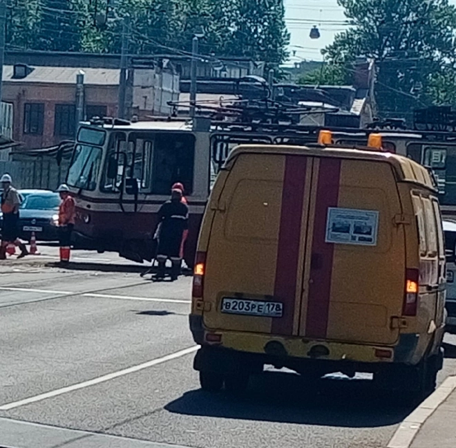 BMW снес трамвай на проспекте Обуховской обороны2