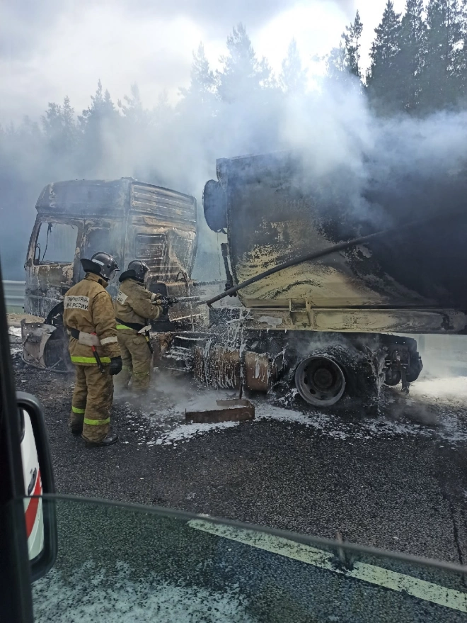 Видео: на трассе М-11 сгорел грузовик0