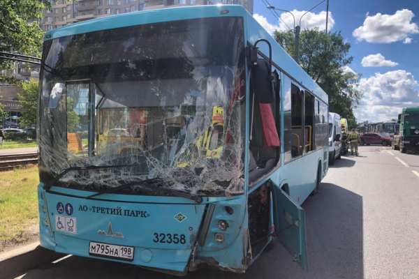 Четверо пострадали в ДТП с автобусом и грузовиком на Выборгском шоссе