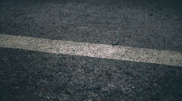 В Волховском районе молодой автомобилист сбил лежащего на проезжей части человека