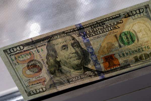 Нотариус в Гатчине потеряла свои доллары, евро и рубли в сумме 1,5 млн за сутки