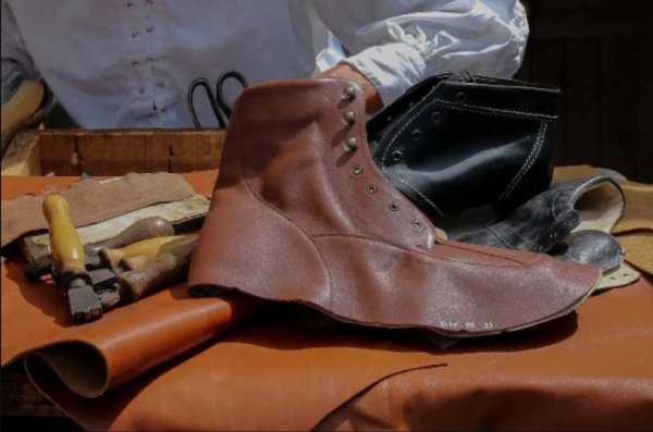 В обувном киоске по ремонту обуви на Заневском нашли мужчину с окровавленным лицом