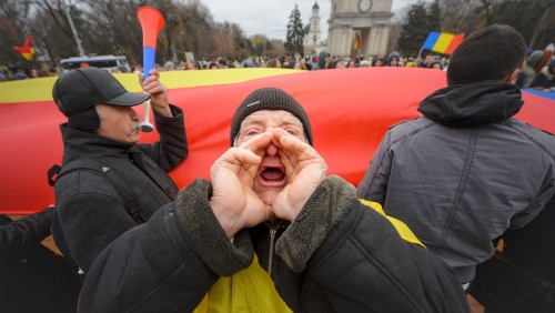 Молдавская оппозиция вышла к зданию парламента с требованием отставки правительства 