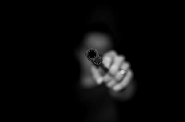 В Староселье пенсионерка получила сотрясение из-за буйного мужчины с пистолетом
