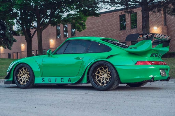 В продаже замечен ярко-зеленый Porsche 911 Carrera 1995 с тюнингом от RWB
