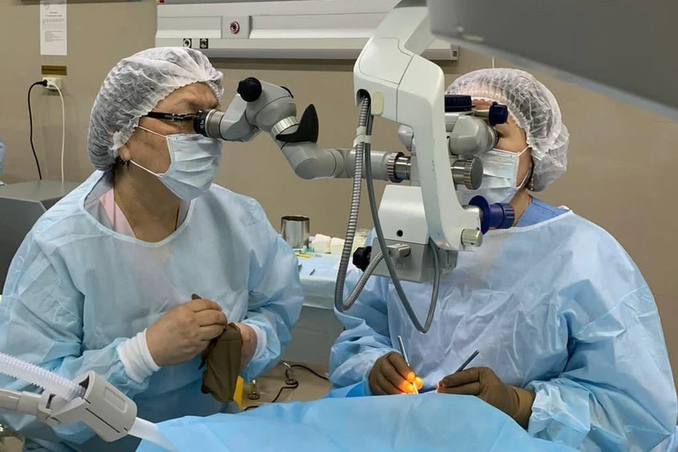 В Якутии наградили врачей за уникальную операцию по пересадке роговицы глаза