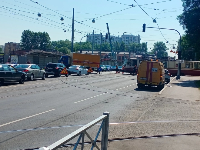 BMW снес трамвай на проспекте Обуховской обороны3