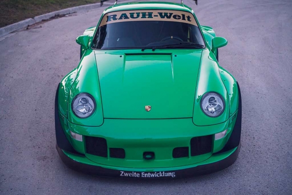 В продаже замечен ярко-зеленый Porsche 911 Carrera 1995 с тюнингом от RWB