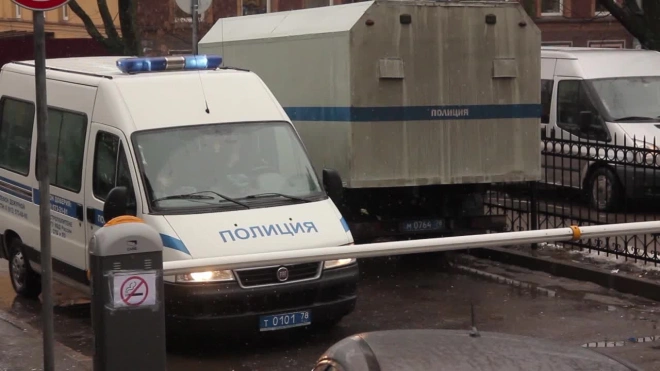 Полиция проверяет сообщение о стрельбе у школы на Московском проспекте