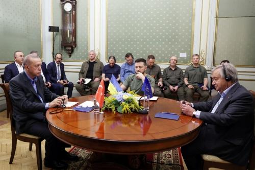Зеленский обсудил с Эрдоганом ситуацию вокруг Запорожской АЭС 