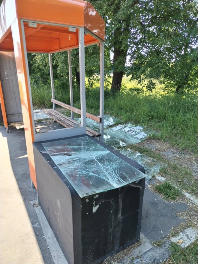 Во Всеволожском районе вандалы разбили три новые автобусные остановки1