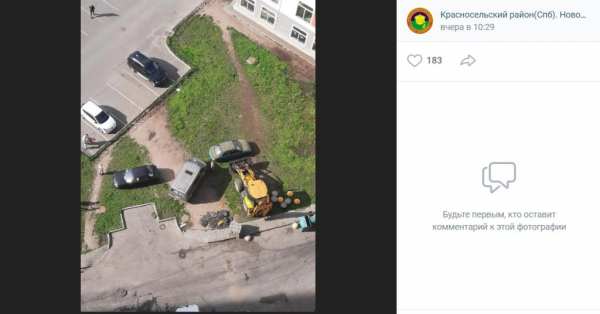 В Красносельском районе изобретательные дорожники убрали машины с газонов ковшом трактора