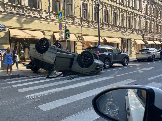Range Rover перевернулся на пешеходном переходе в центре Петербурга1