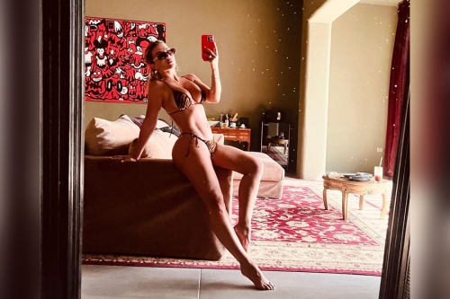 39-летняя Анна Седокова опубликовала фото в бикини в ответ на критику ее фигуры 