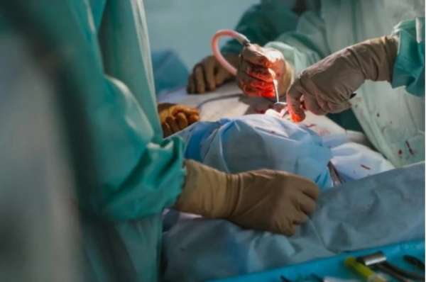 В Петербурге успешно прооперировали ребенка, порвавшего локтевой нерв и артерию стеклом