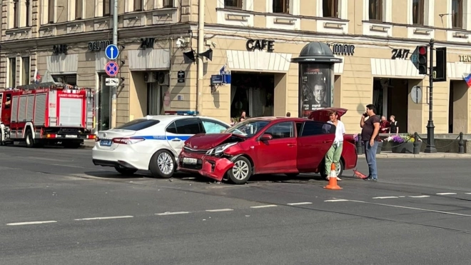 KIA влетела в машину ДПС на Невском проспекте 