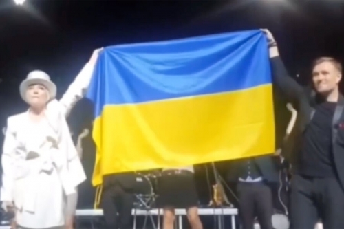 В сети обсуждают выход Вайкуле на сцену с украинским флагом 