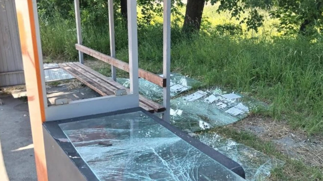 Во Всеволожском районе вандалы разбили три новые автобусные остановки