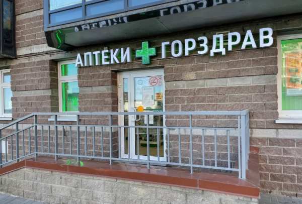 Двое неизвестных вломились в аптеку на Русановской и вынесли оттуда сейф с деньгами