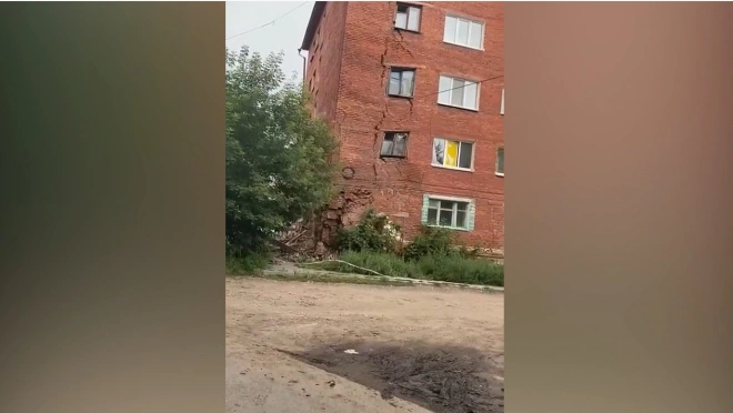 В Омске частично обрушилась жилая пятиэтажка0