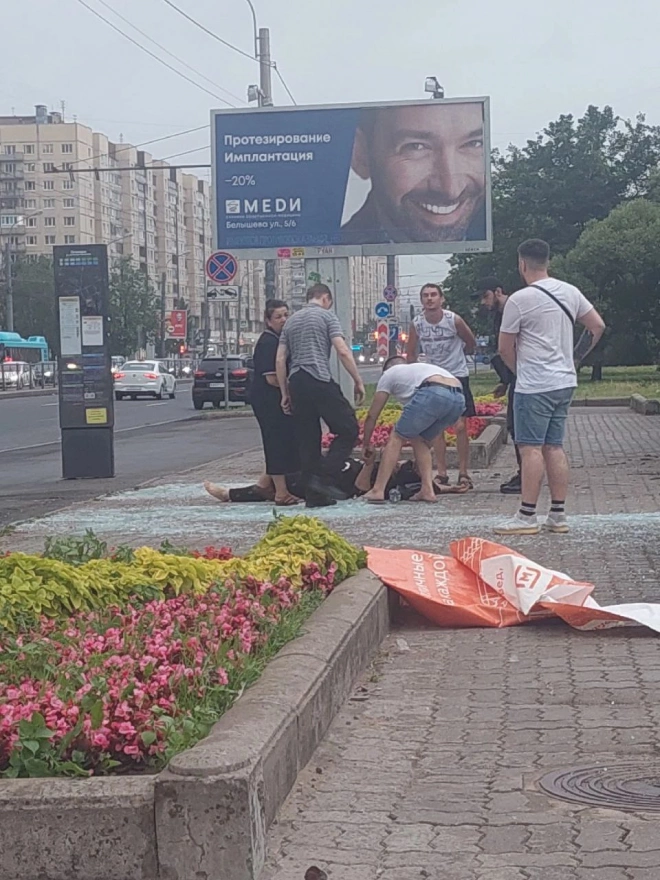 Из-за штормового ветра на женщину упал остановочный павильон на проспекте Большевиков