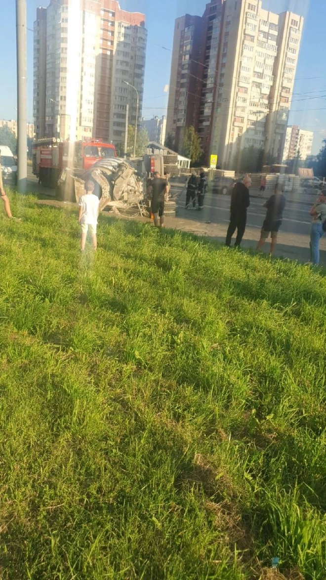 Бетономешалка упала на "Ниву" на Шлиссельбургском проспекте