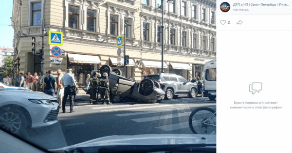 На перекрестке на Петроградской стороне перевернулся Land Rover