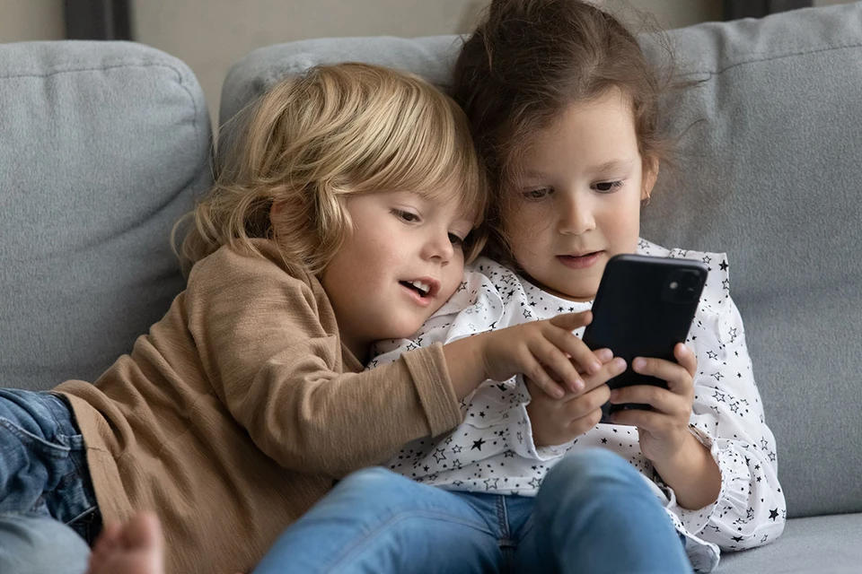 Как уберечь ребенка от вредного излучения смартфона и ноутбука