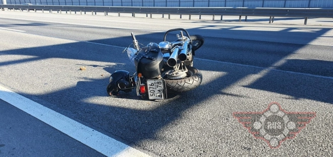 В ДТП с мотоциклом на КАД пострадал мужчина