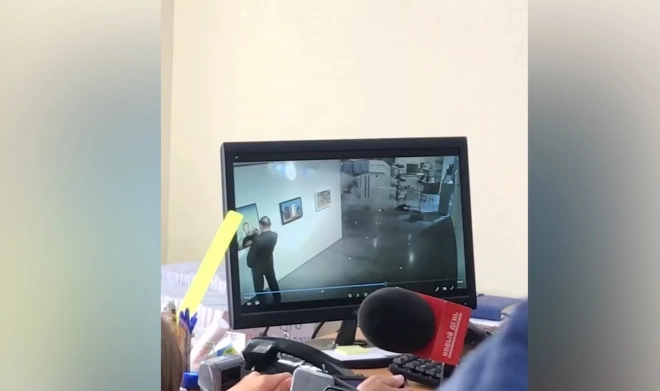 Порча картины охранником Ельцин Центра попала на видео0