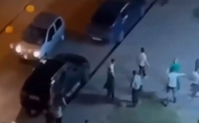 Массовая драка из-за припаркованной машины попала на видео в Подмосковье0