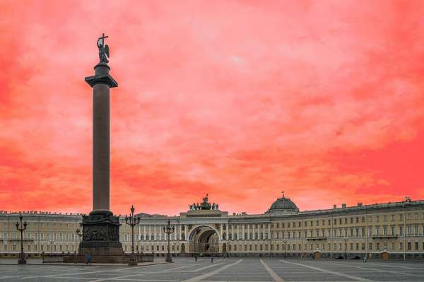 Дворцовая площадь в облачный день. Фото: Рixabay
