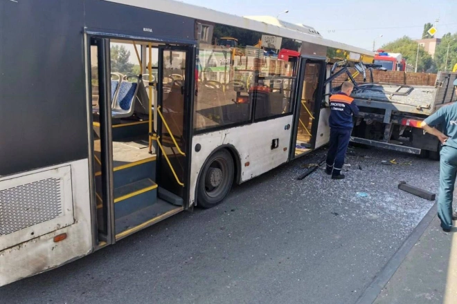 В ДТП с пассажирским автобусом в Липецке пострадали шесть человек0