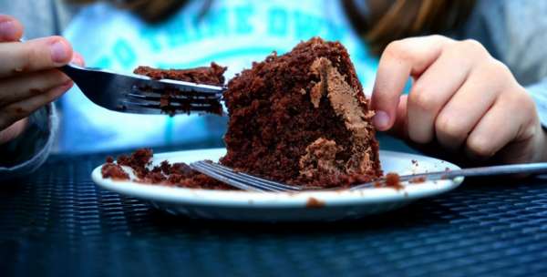 Россиянам рассказали, почему стресс чаще всего хочется заесть сладким