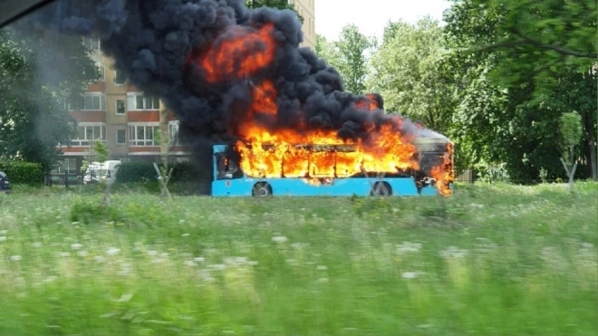 В комтрансе сказали, с чем точно не связано возгорание автобусов в Петербурге
