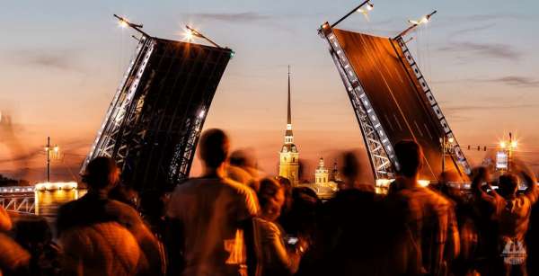 В честь Дня российского кино ночью торжественно развели Дворцовый мост