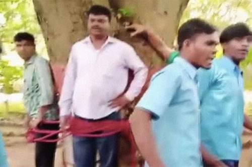 В Индии школьники привязали к дереву учителя математики и избили его за плохие оценки 
