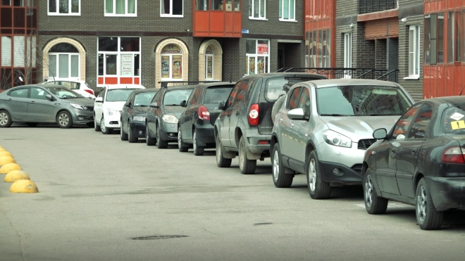 В Петербурге хотят разработать закон, который позволит убирать из дворов брошенные машины