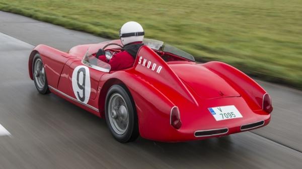 Дань уважения спорткару из прошлого века: Skoda показала гоночный автомобиль Vision GT