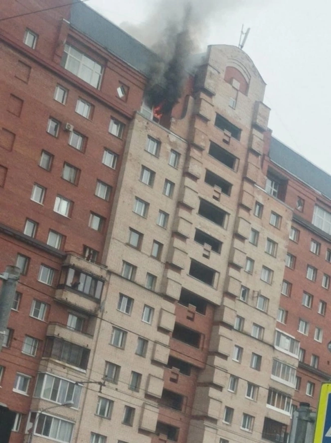 Видео: пожарные эвакуировали пятерых петербуржцев из горящей квартиры на Комендантском проспекте0