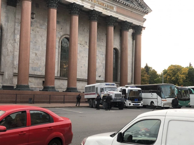 Фото: в центре Петербурга установили ограждения и пригнали автозаки1
