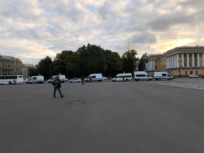 Фото: в центре Петербурга установили ограждения и пригнали автозаки2
