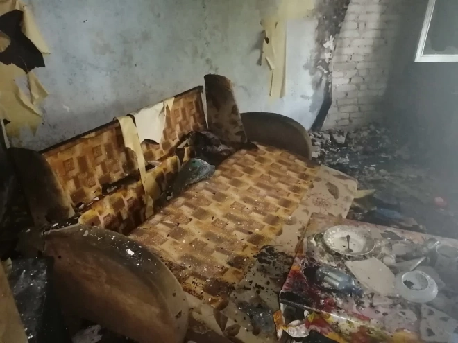 Росгвардейцы на руках вынесли 86-летнюю бабушку из горящего дома в Волхове1