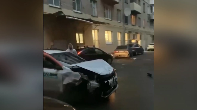 Водитель каршеринга устроил GTA-заезд на парковке в Москве и попал на видео0