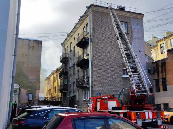 Загоревшееся здание у метро &#171;Василеостровская&#187; потушили