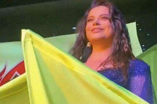 Наташа Королева выступила в Москве в синем платье на фоне желтых флагов 