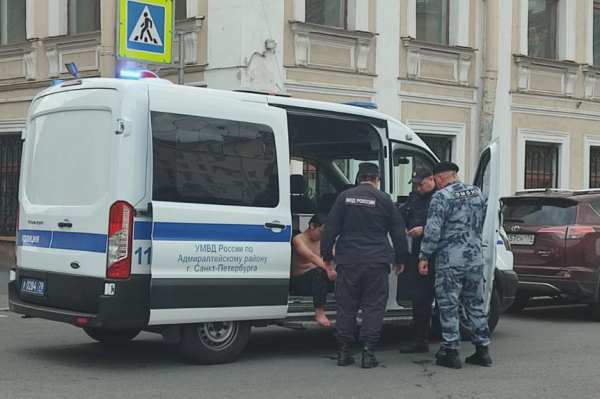 Росгвардейцы спасли мужчину, спрыгнувшего в канал Грибоедова