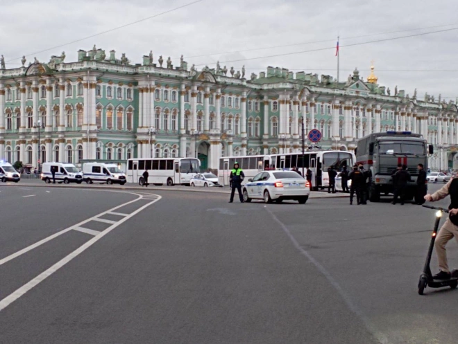Фото: в центре Петербурга установили ограждения и пригнали автозаки4