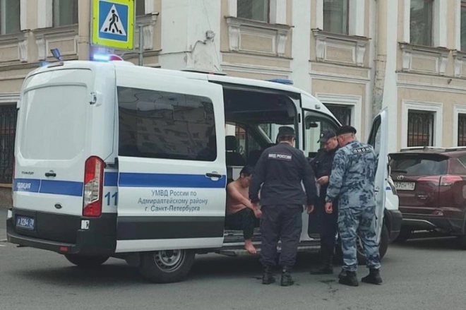 Сотрудники ОМОН Росгвардии спасли мужчину, упавшего в канал Грибоедова